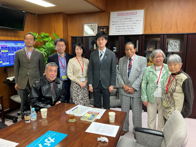 鈴木憲和副大臣と提出したメンバーの写真